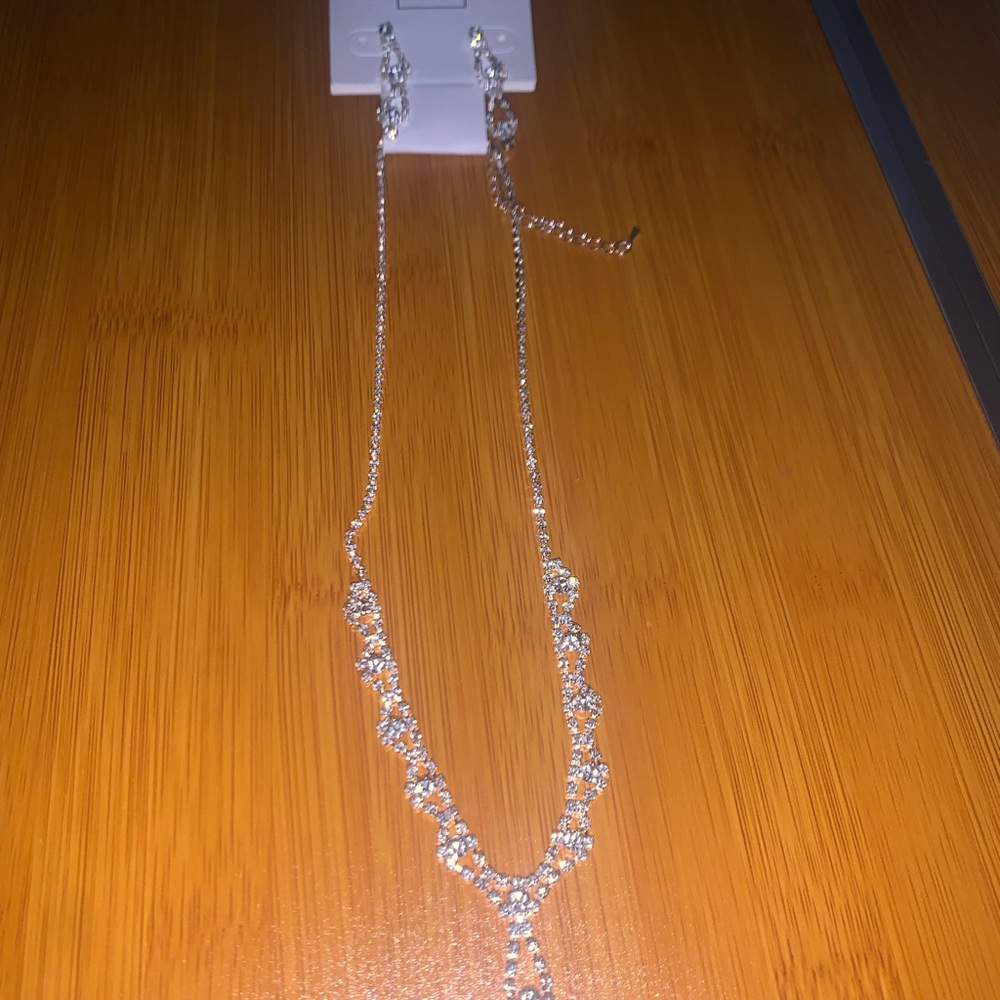 Set of earrings and an necklace
